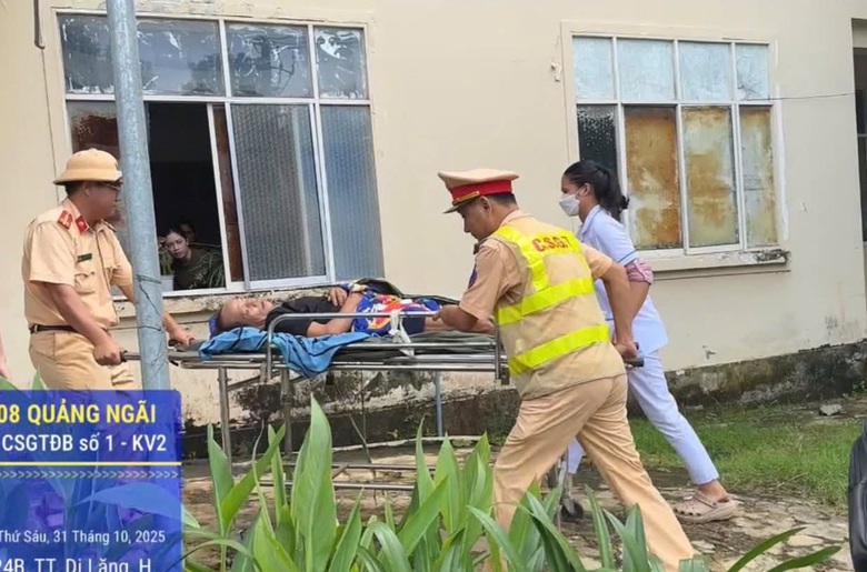 CSGT Quảng Ng&atilde;i d&ugrave;ng xe đặc chủng chở người bị tai biến vượt đường sạt lở đi cấp cứu- Ảnh 1.