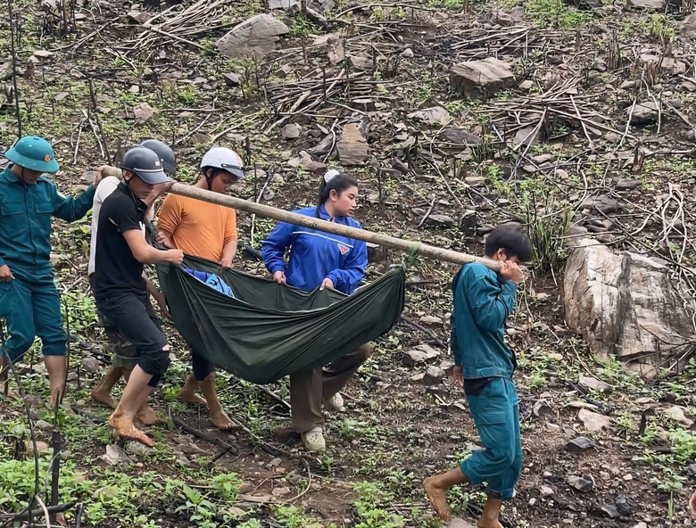 CSGT Quảng Ng&atilde;i d&ugrave;ng xe đặc chủng chở người bị tai biến vượt đường sạt lở đi cấp cứu- Ảnh 2.