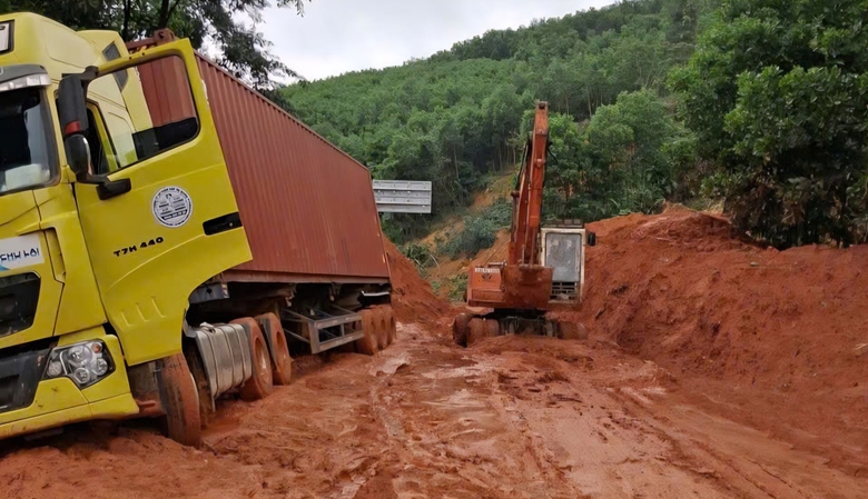 Xe đầu k&eacute;o gặp nạn tại điểm sạt lở, đường qua đ&egrave;o L&ograve; Xo lại &aacute;ch tắc- Ảnh 2.