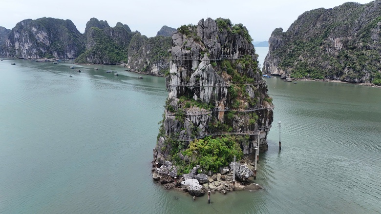 Th&aacute;o dỡ d&agrave;n đ&egrave;n nghệ thuật 140 tỷ đồng tr&ecirc;n vịnh Hạ Long: B&agrave;i học đầu tư cảnh quan- Ảnh 2.