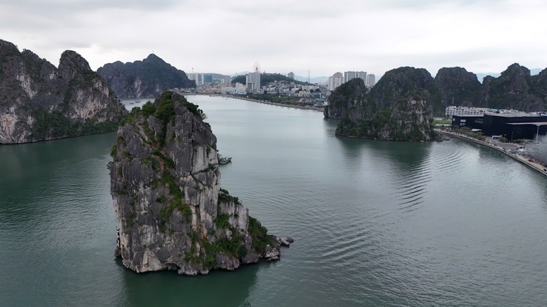 Th&aacute;o dỡ d&agrave;n đ&egrave;n nghệ thuật 140 tỷ đồng tr&ecirc;n vịnh Hạ Long: B&agrave;i học đầu tư cảnh quan- Ảnh 1.