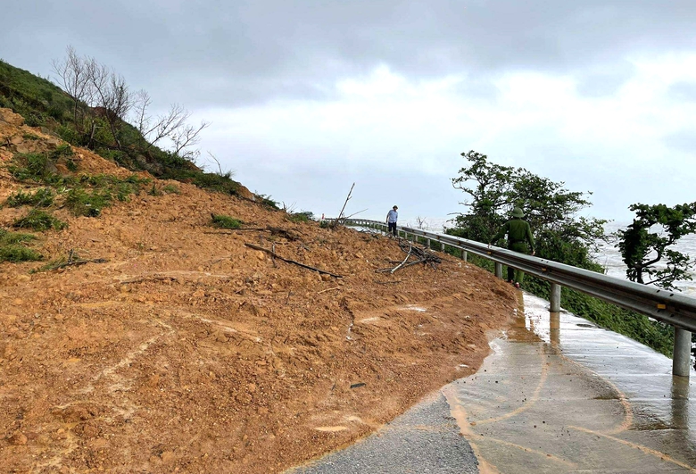 H&agrave; Tĩnh: Mưa lớn suốt đ&ecirc;m, nhiều khu vực ngập s&acirc;u, đường ven biển sạt lở nghi&ecirc;m trọng- Ảnh 3.