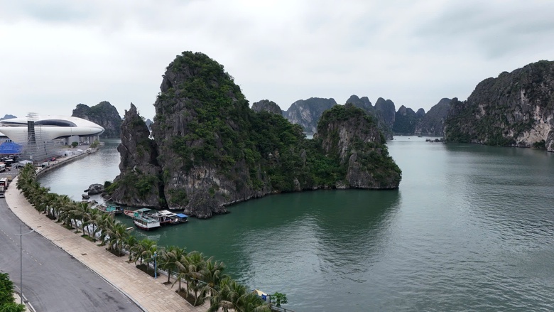 Th&aacute;o dỡ d&agrave;n đ&egrave;n nghệ thuật 140 tỷ đồng tr&ecirc;n vịnh Hạ Long: B&agrave;i học đầu tư cảnh quan- Ảnh 4.