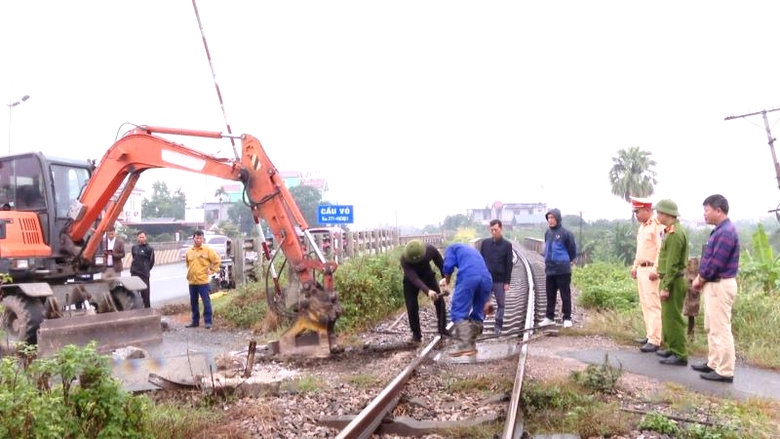 Ninh B&igrave;nh: Tăng cường phối hợp, bảo đảm an to&agrave;n giao th&ocirc;ng đường sắt trong t&igrave;nh h&igrave;nh mới- Ảnh 1.