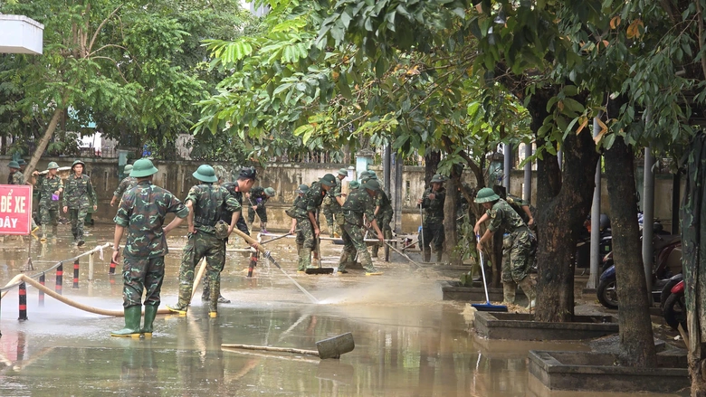 Bộ đội dọn b&ugrave;n, ti&ecirc;u độc cho bệnh viện sau lũ lịch sử tại Đ&agrave; Nẵng- Ảnh 4.