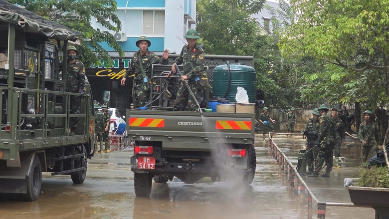 Bộ đội dọn b&ugrave;n, ti&ecirc;u độc cho bệnh viện sau lũ lịch sử tại Đ&agrave; Nẵng- Ảnh 14.