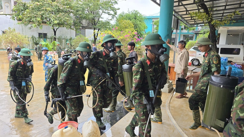 Bộ đội dọn b&ugrave;n, ti&ecirc;u độc cho bệnh viện sau lũ lịch sử tại Đ&agrave; Nẵng- Ảnh 9.