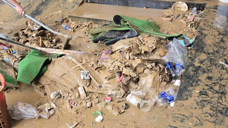 Bộ đội dọn b&ugrave;n, ti&ecirc;u độc cho bệnh viện sau lũ lịch sử tại Đ&agrave; Nẵng- Ảnh 3.