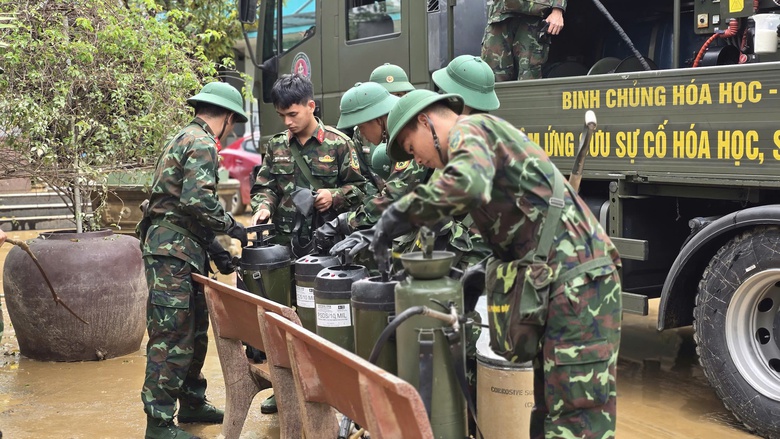 Bộ đội dọn b&ugrave;n, ti&ecirc;u độc cho bệnh viện sau lũ lịch sử tại Đ&agrave; Nẵng- Ảnh 10.