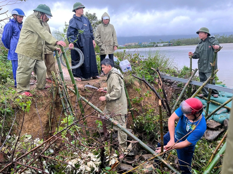 H&agrave; Tĩnh: Mưa lớn suốt đ&ecirc;m, nhiều khu vực ngập s&acirc;u, đường ven biển sạt lở nghi&ecirc;m trọng- Ảnh 7.