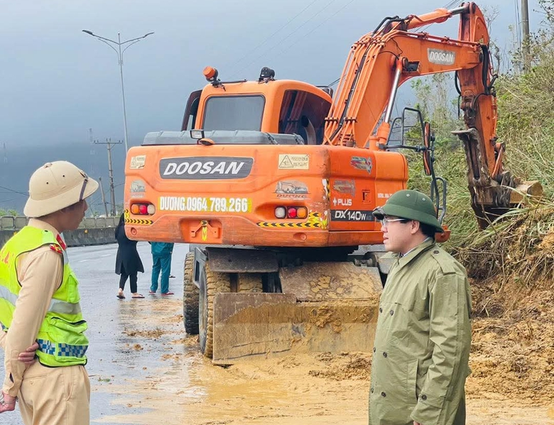 H&agrave; Tĩnh: Mưa lớn suốt đ&ecirc;m, nhiều khu vực ngập s&acirc;u, đường ven biển sạt lở nghi&ecirc;m trọng- Ảnh 5.