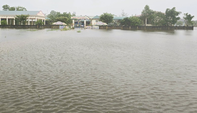 Nhiều nơi ở Quảng Trị còn ngập sâu, bốn người chết và mất tích do mưa lũ- Ảnh 1. Nhiều nơi ở Quảng Trị còn ngập sâu, bốn người chết và mất tích do mưa lũ- Ảnh 1.