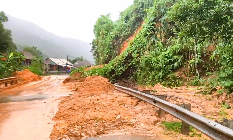 Nhiều nơi ở Quảng Trị còn ngập sâu, bốn người chết và mất tích do mưa lũ- Ảnh 2. Nhiều nơi ở Quảng Trị còn ngập sâu, bốn người chết và mất tích do mưa lũ- Ảnh 2.