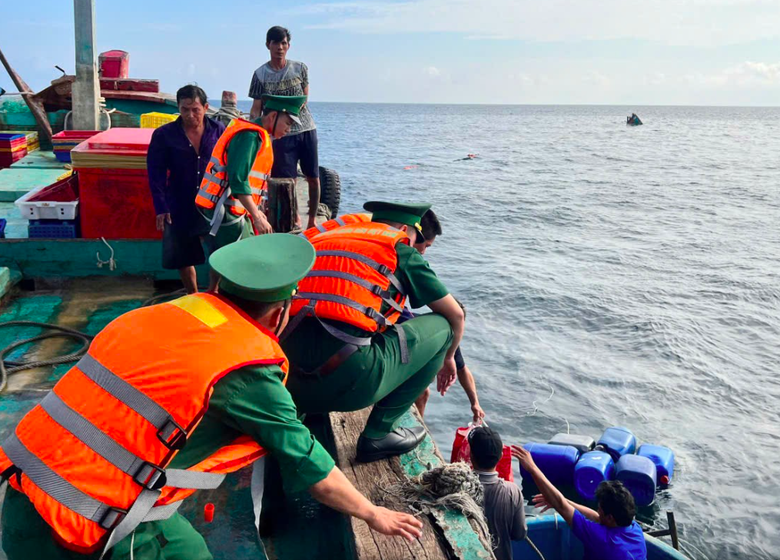 TP.HCM: Cứu 8 thuyền vi&ecirc;n bị ch&igrave;m t&agrave;u ngo&agrave;i khơi C&ocirc;n Đảo- Ảnh 1.