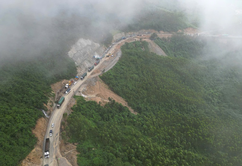 Gia Lai: Rốt r&aacute;o xử l&yacute; sạt trượt đ&egrave;o An Kh&ecirc; đảm bảo an to&agrave;n lưu th&ocirc;ng m&ugrave;a mưa lũ- Ảnh 1.