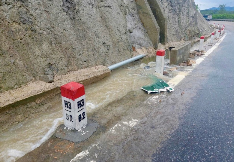 Gia Lai: Rốt r&aacute;o xử l&yacute; sạt trượt đ&egrave;o An Kh&ecirc; đảm bảo an to&agrave;n lưu th&ocirc;ng m&ugrave;a mưa lũ- Ảnh 6.