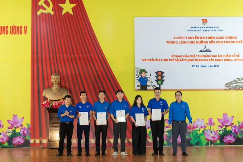 Tuổi trẻ Bộ Xây dựng lan tỏa văn hóa giao thông, bảo đảm an toàn đường sắt- Ảnh 6. Tuổi trẻ Bộ Xây dựng lan tỏa văn hóa giao thông, bảo đảm an toàn đường sắt- Ảnh 6.
