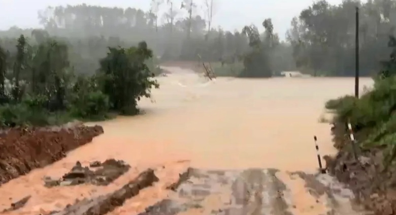 H&agrave; Tĩnh: Mưa lớn suốt đ&ecirc;m, nhiều khu vực ngập s&acirc;u, đường ven biển sạt lở nghi&ecirc;m trọng- Ảnh 6.
