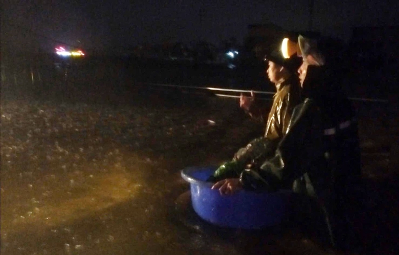 Lực lượng bộ đội, c&ocirc;ng an trắng đ&ecirc;m sơ t&aacute;n người d&acirc;n đến nơi an to&agrave;n- Ảnh 2.