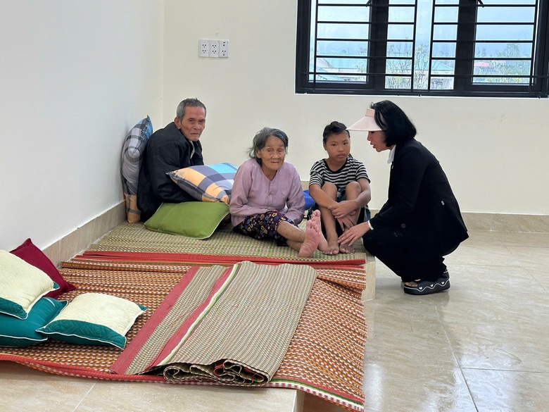 Lực lượng bộ đội, c&ocirc;ng an trắng đ&ecirc;m sơ t&aacute;n người d&acirc;n đến nơi an to&agrave;n- Ảnh 3.