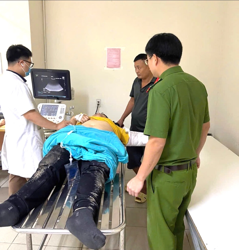 Ph&uacute; Thọ: Đại &uacute;y c&ocirc;ng an kịp thời đưa người bị tai nạn giao th&ocirc;ng bất tỉnh đi cấp cứu- Ảnh 2.