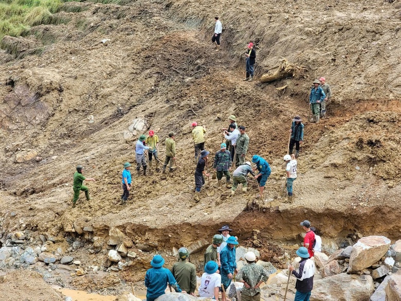Băng rừng, mở đường mòn tiếp tế lương thực cho người dân bị cô lập ở Quảng Ngãi- Ảnh 2. Băng rừng, mở đường mòn tiếp tế lương thực cho người dân bị cô lập ở Quảng Ngãi- Ảnh 2.