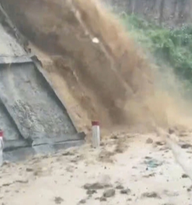 Gia Lai: Khẩn trương khắc phục sạt lở đất đ&aacute; tr&ecirc;n đ&egrave;o An Kh&ecirc;- Ảnh 1.