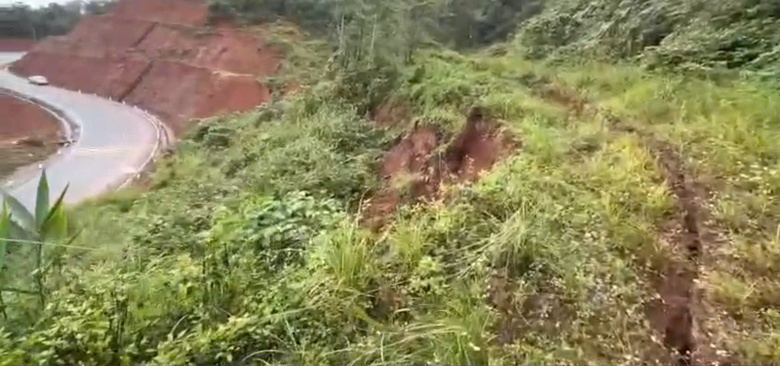 Hai vệt nứt n&uacute;i uy hiếp an to&agrave;n quốc lộ 24 qua Quảng Ng&atilde;i- Ảnh 1.