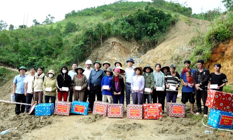 Ph&oacute; Thủ tướng: Khẩn trương l&agrave;m cầu tạm, th&ocirc;ng đường ở v&ugrave;ng sạt lở miền n&uacute;i Quảng Ng&atilde;i- Ảnh 5.