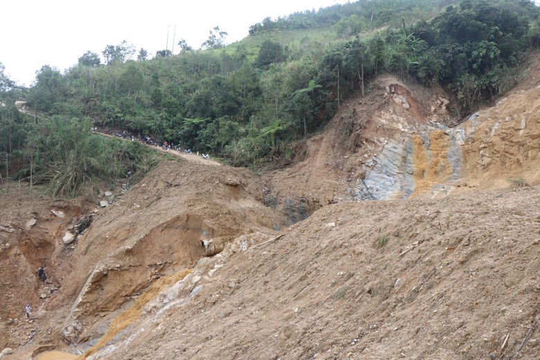 Ph&oacute; Thủ tướng: Khẩn trương l&agrave;m cầu tạm, th&ocirc;ng đường ở v&ugrave;ng sạt lở miền n&uacute;i Quảng Ng&atilde;i- Ảnh 4.