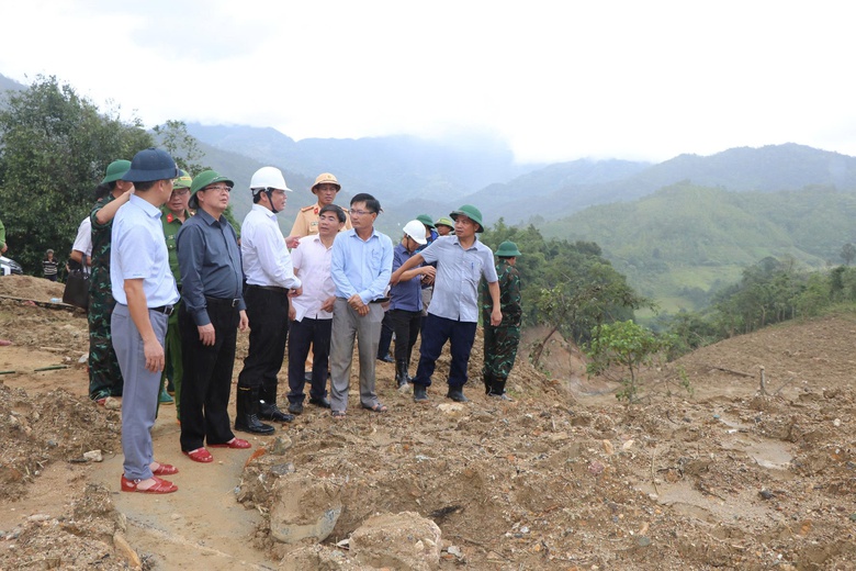Ph&oacute; Thủ tướng: Khẩn trương l&agrave;m cầu tạm, th&ocirc;ng đường ở v&ugrave;ng sạt lở miền n&uacute;i Quảng Ng&atilde;i- Ảnh 1.