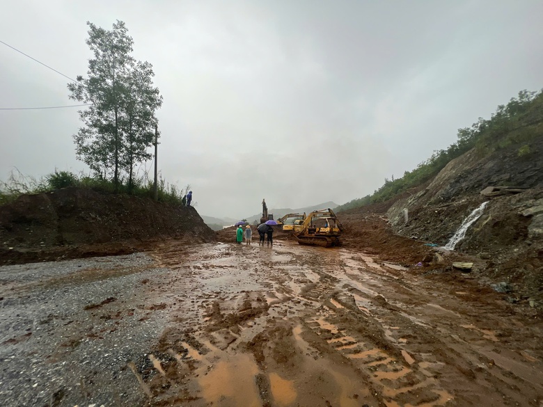 Nỗ lực giải ph&oacute;ng h&agrave;ng trăm ngh&igrave;n m3 đất đ&aacute; sạt lở tr&ecirc;n quốc lộ 14E do mưa lũ- Ảnh 2.