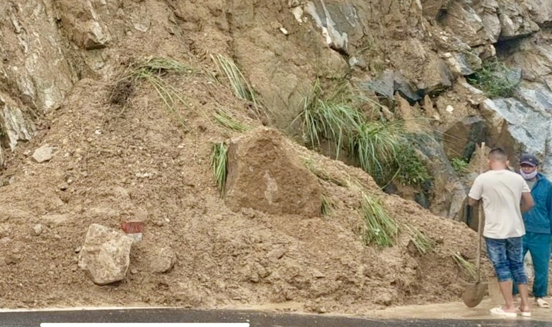 Gia Lai: Rốt r&aacute;o xử l&yacute; sạt trượt đ&egrave;o An Kh&ecirc; đảm bảo an to&agrave;n lưu th&ocirc;ng m&ugrave;a mưa lũ- Ảnh 7.