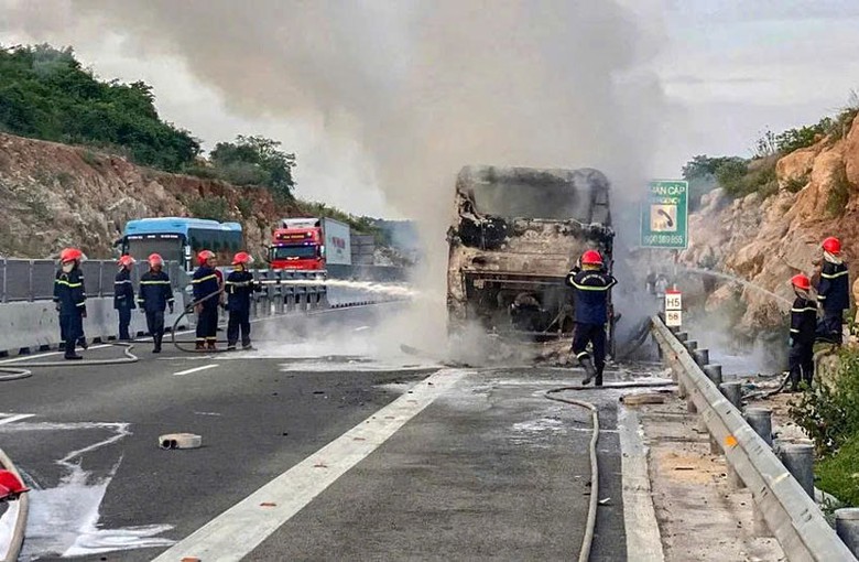 Lực lượng chức năng tỉnh Kh&aacute;nh H&ograve;a nỗ lực xử l&yacute; vụ hỏa hoạn.