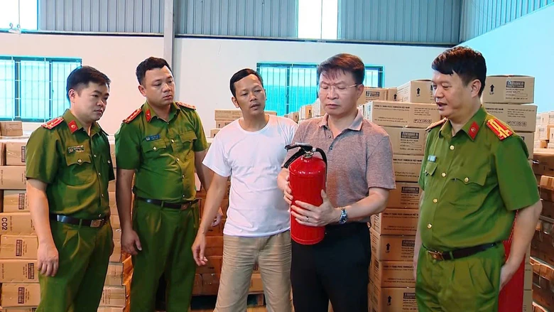 Bắt tạm giam hai giám đốc sản xuất hàng triệu bình chữa cháy giả ở Phú Thọ- Ảnh 2. Bắt tạm giam hai giám đốc sản xuất hàng triệu bình chữa cháy giả ở Phú Thọ- Ảnh 2.