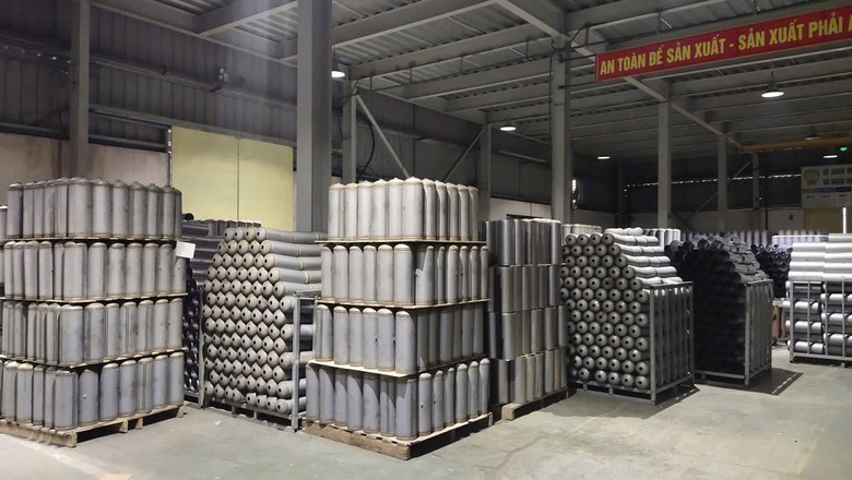 Bắt tạm giam hai giám đốc sản xuất hàng triệu bình chữa cháy giả ở Phú Thọ- Ảnh 3. Bắt tạm giam hai giám đốc sản xuất hàng triệu bình chữa cháy giả ở Phú Thọ- Ảnh 3.