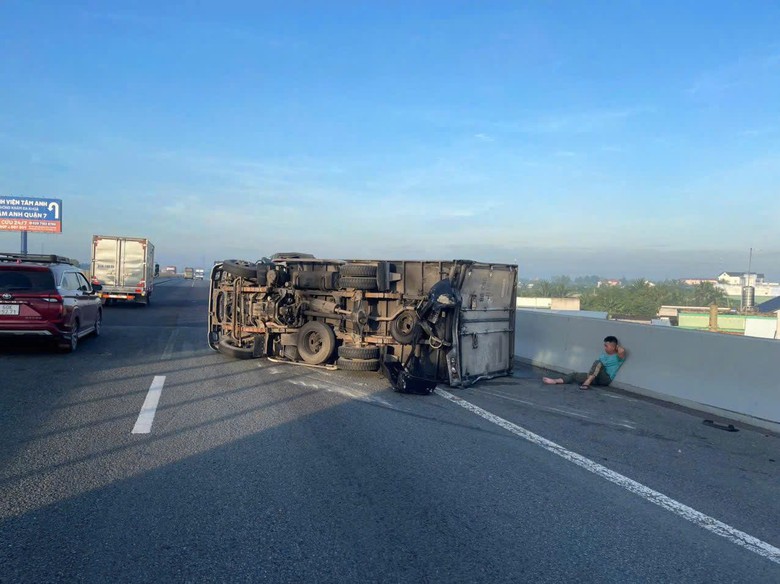 Xe tải lật sau va chạm với xe cứu thương tr&ecirc;n cao tốc TP.HCM - Trung Lương- Ảnh 1.