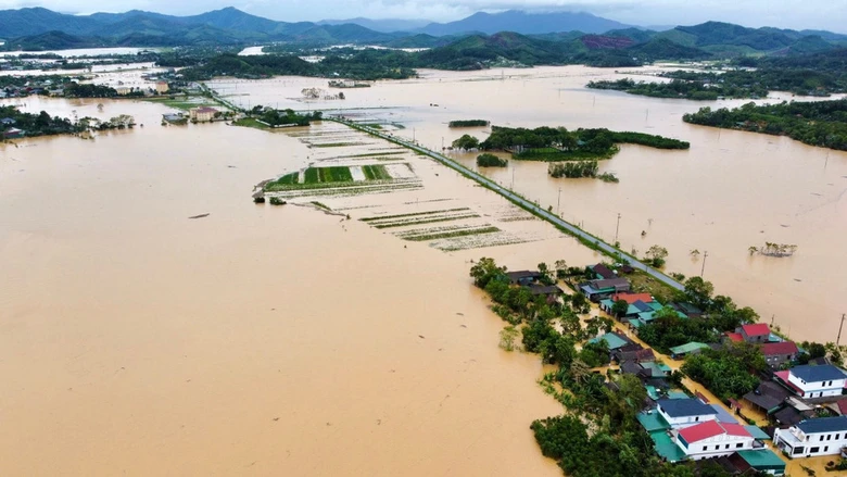 Bộ X&acirc;y dựng khắc phục nhanh hậu quả mưa lũ sau b&atilde;o số 10, sẵn s&agrave;ng ứng ph&oacute; với b&atilde;o số 11- Ảnh 1.