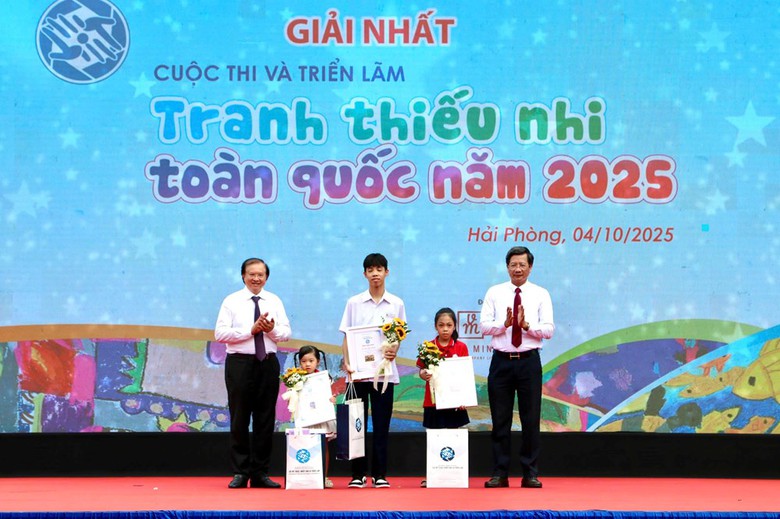 Hơn 320 tác phẩm được trưng bày tại Triển lãm tranh thiếu nhi toàn quốc 2025- Ảnh 1. Hơn 320 tác phẩm được trưng bày tại Triển lãm tranh thiếu nhi toàn quốc 2025- Ảnh 1.