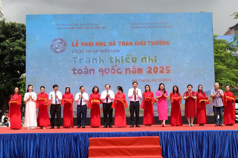 Hơn 320 tác phẩm được trưng bày tại Triển lãm tranh thiếu nhi toàn quốc 2025- Ảnh 6. Hơn 320 tác phẩm được trưng bày tại Triển lãm tranh thiếu nhi toàn quốc 2025- Ảnh 6.