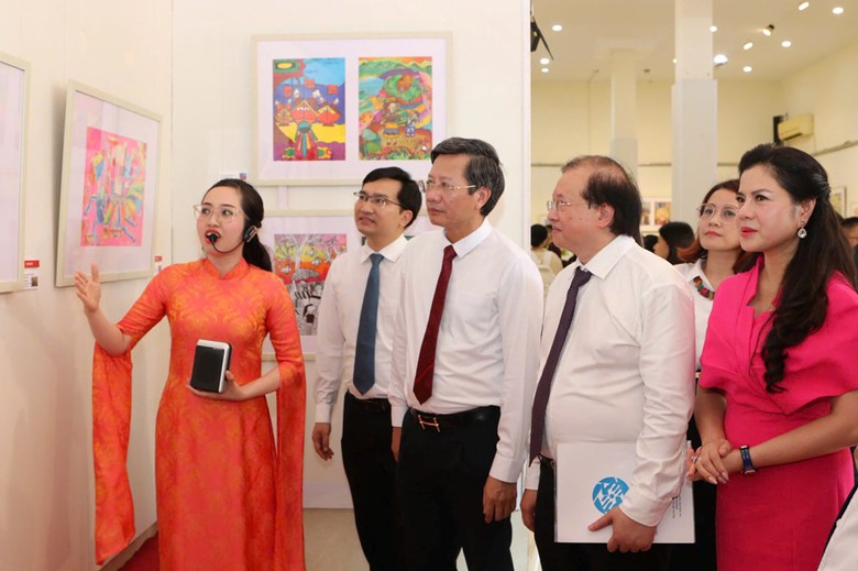 Hơn 320 tác phẩm được trưng bày tại Triển lãm tranh thiếu nhi toàn quốc 2025- Ảnh 5. Hơn 320 tác phẩm được trưng bày tại Triển lãm tranh thiếu nhi toàn quốc 2025- Ảnh 5.