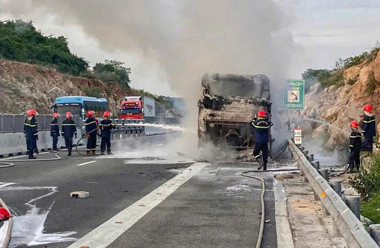 Lửa bao tr&ugrave;m xe kh&aacute;ch chở 30 người tr&ecirc;n cao tốc Nha Trang - Cam L&acirc;m- Ảnh 1.