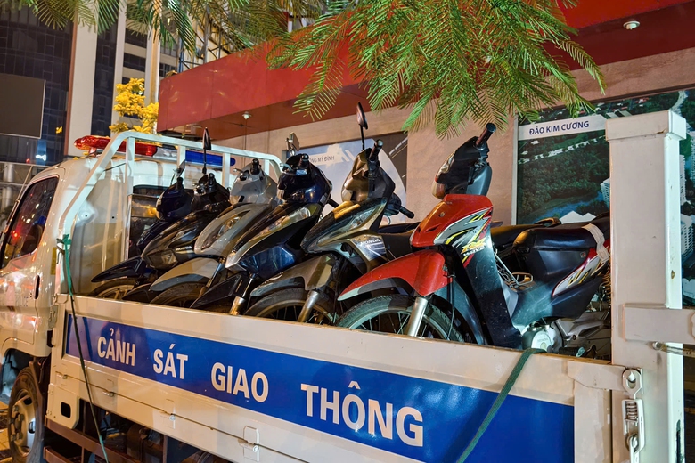 H&agrave; Nội: CSGT đ&oacute;n l&otilde;ng gần khu ăn nhậu cuối tuần, xử l&yacute; h&agrave;ng loạt "ma men" l&aacute;i xe- Ảnh 14.