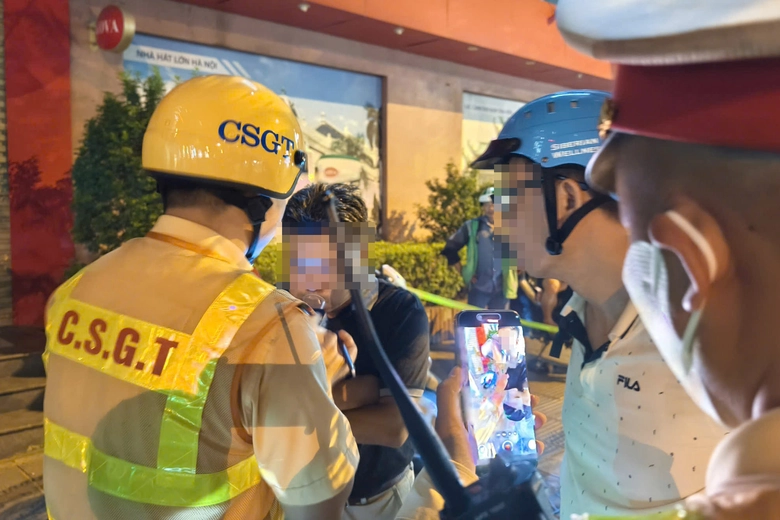 H&agrave; Nội: CSGT đ&oacute;n l&otilde;ng gần khu ăn nhậu cuối tuần, xử l&yacute; h&agrave;ng loạt "ma men" l&aacute;i xe- Ảnh 2.