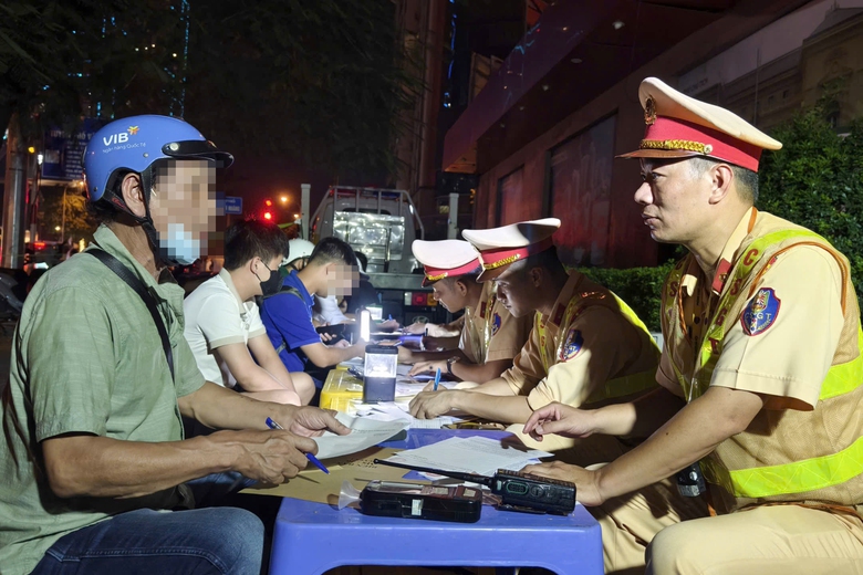 H&agrave; Nội: CSGT đ&oacute;n l&otilde;ng gần khu ăn nhậu cuối tuần, xử l&yacute; h&agrave;ng loạt "ma men" l&aacute;i xe- Ảnh 9.