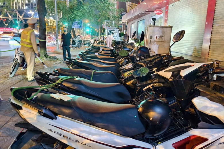 H&agrave; Nội: CSGT đ&oacute;n l&otilde;ng gần khu ăn nhậu cuối tuần, xử l&yacute; h&agrave;ng loạt "ma men" l&aacute;i xe- Ảnh 13.