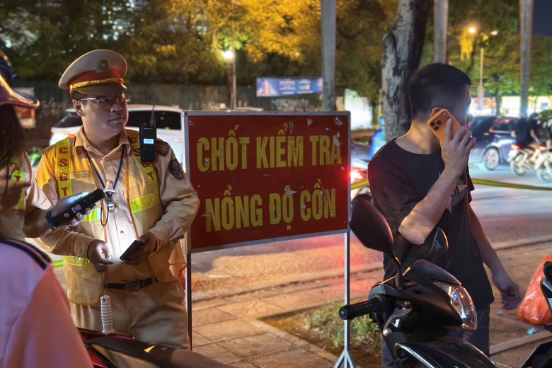 H&agrave; Nội: CSGT đ&oacute;n l&otilde;ng gần khu ăn nhậu cuối tuần, xử l&yacute; h&agrave;ng loạt "ma men" l&aacute;i xe- Ảnh 8.