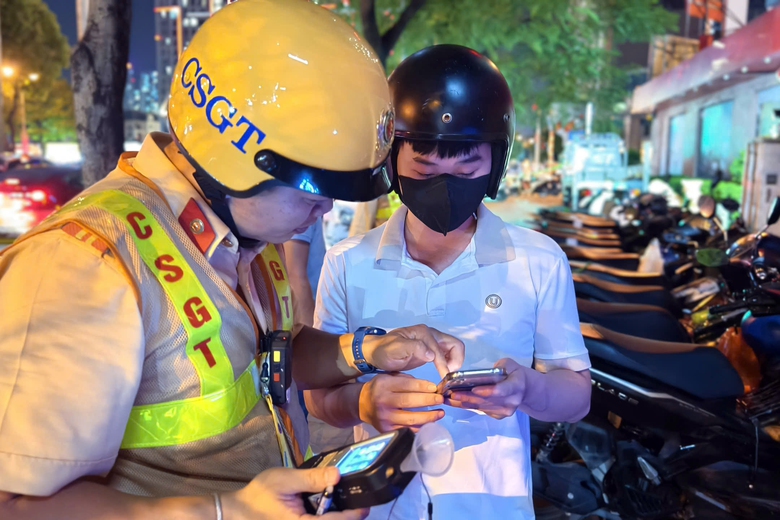 H&agrave; Nội: CSGT đ&oacute;n l&otilde;ng gần khu ăn nhậu cuối tuần, xử l&yacute; h&agrave;ng loạt "ma men" l&aacute;i xe- Ảnh 4.