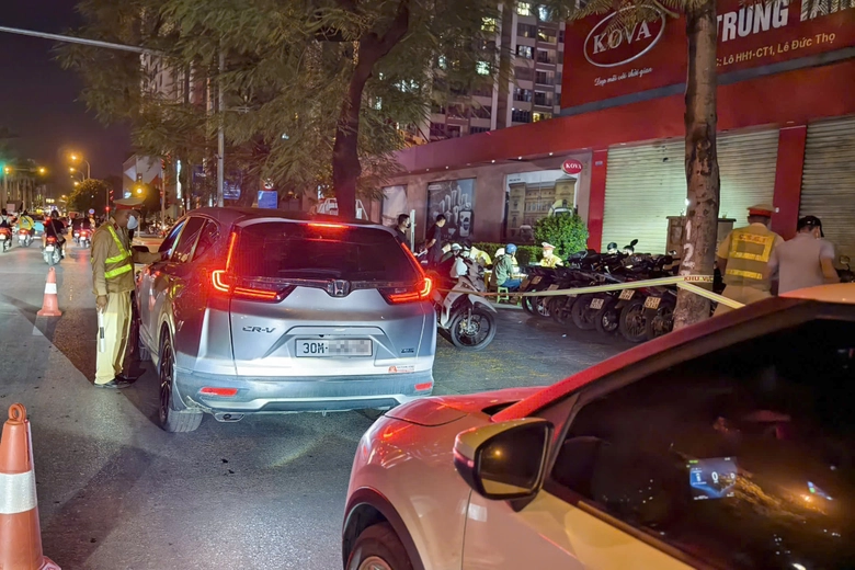 H&agrave; Nội: CSGT đ&oacute;n l&otilde;ng gần khu ăn nhậu cuối tuần, xử l&yacute; h&agrave;ng loạt "ma men" l&aacute;i xe- Ảnh 11.