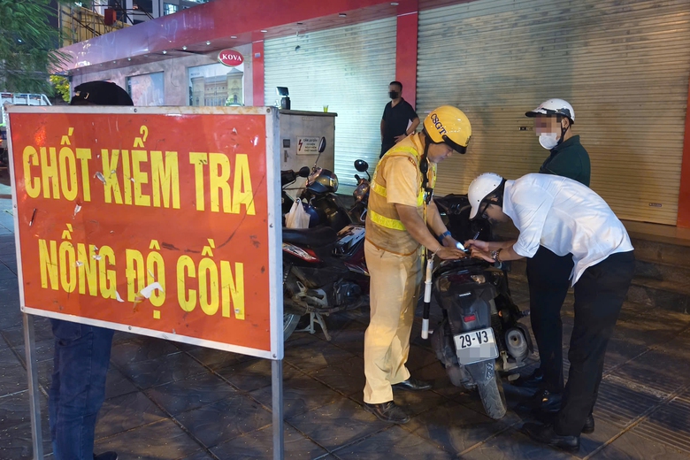 H&agrave; Nội: CSGT đ&oacute;n l&otilde;ng gần khu ăn nhậu cuối tuần, xử l&yacute; h&agrave;ng loạt "ma men" l&aacute;i xe- Ảnh 1.